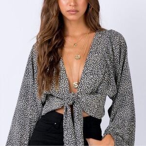 Princess Polly Top Tie Front Balloon Style Sleeves
Cheetah Print Size 4